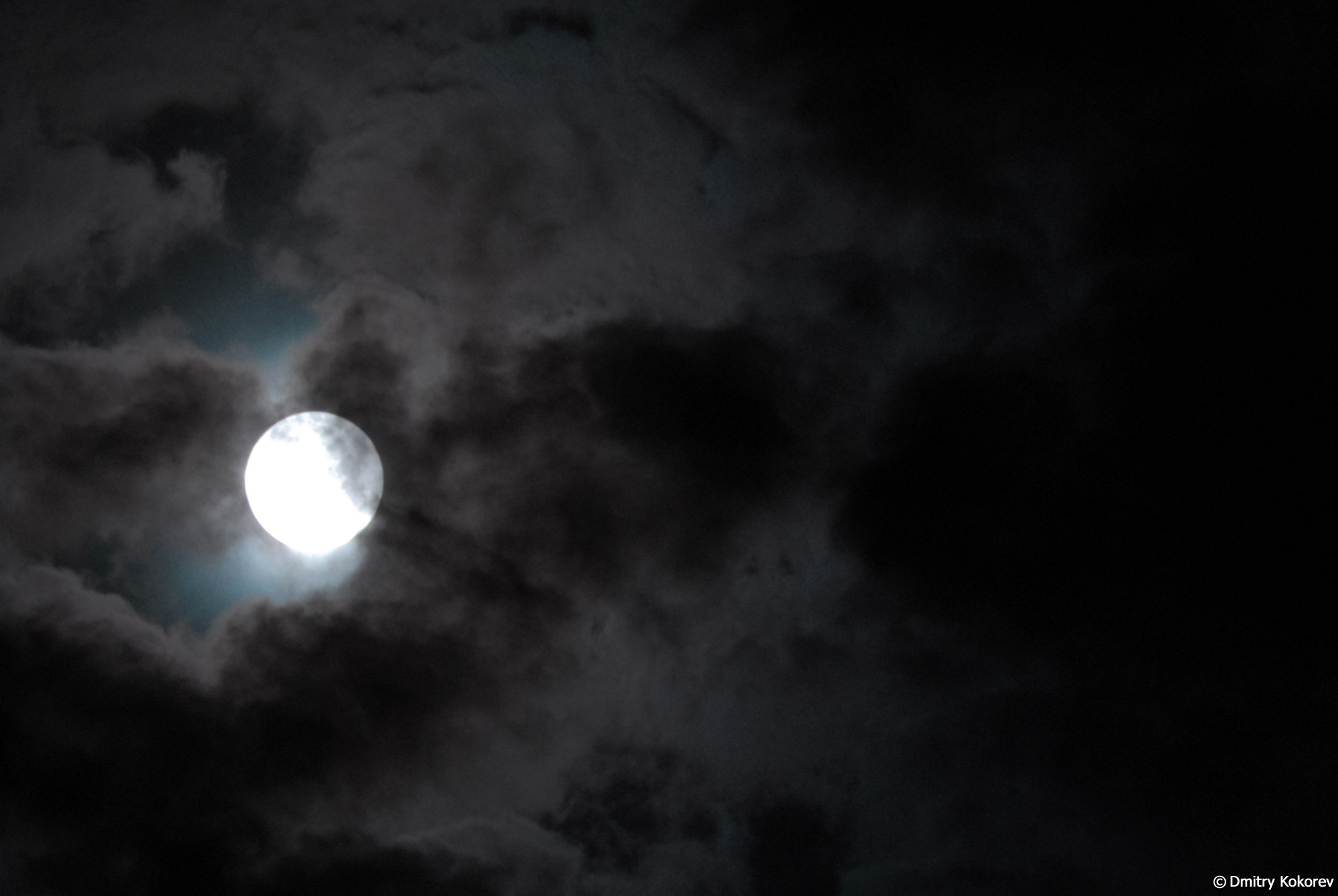 Луна, очерченная облаками